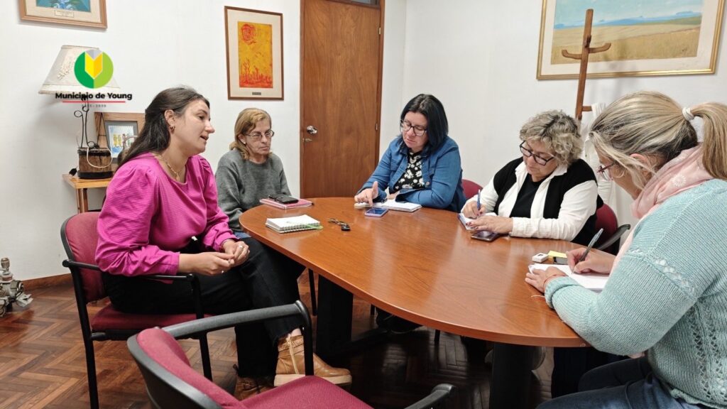 La Alcaldesa Ana Cecilia Rodríguez junto a la Concejala Blanca Vigo y la Subdirectora de Juventud, Género y Diversidad Cristina Ergui recibieron a referentes de Inmayores y organizaciones vinculadas a los Adultos Mayores para coordinar jornada del próximo viernes, donde se planifican actividades corales y de integración.
